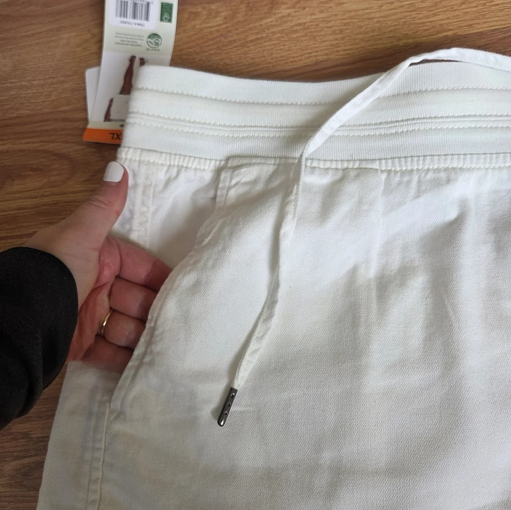 Orvis Women's White Shorts 2XL NWT Cargo Outdoor Lightweight Cotton Blend